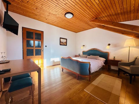 TV and multimedia, Living room, Photo of the whole room, Bedroom