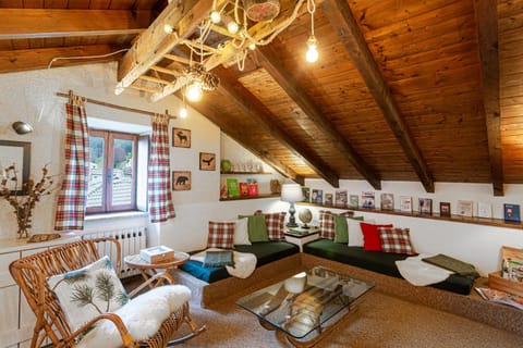 Bed, Living room