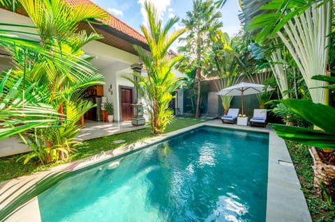 Property building, Patio, Spring, Day, Garden, Garden view, Pool view, Swimming pool, Swimming pool, sunbed