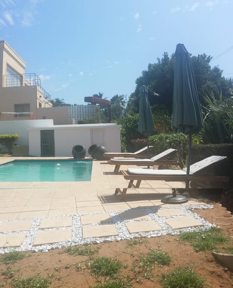 Day, Swimming pool