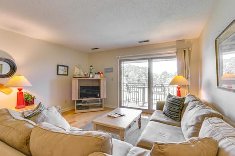 Coastal Sea Pines Escape Walk to Beach! Apartment in Hilton Head Island