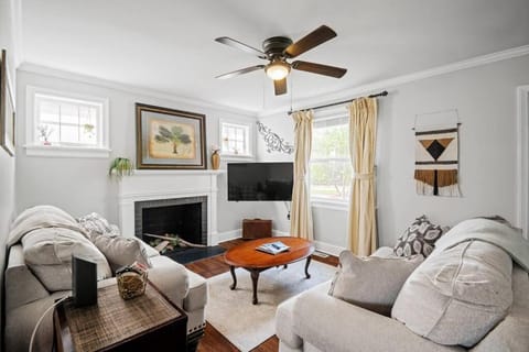 TV and multimedia, Living room, Seating area, fireplace