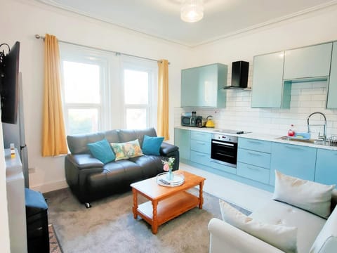 Flat-C, 4 Adults, 20 mins to Beach, Netflix, Wifi, Sleeps 4 Adults Apartment in Poole