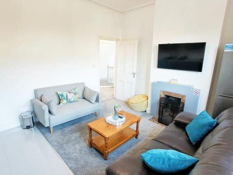 Flat-C, 4 Adults, 20 mins to Beach, Netflix, Wifi, Sleeps 4 Adults Apartment in Poole