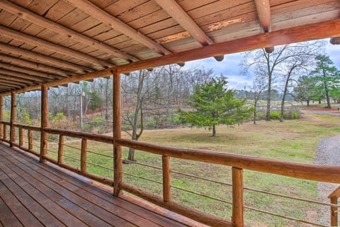 11 Mi to Lake Ouachita Family Cabin with Yard Cabin in Garland County