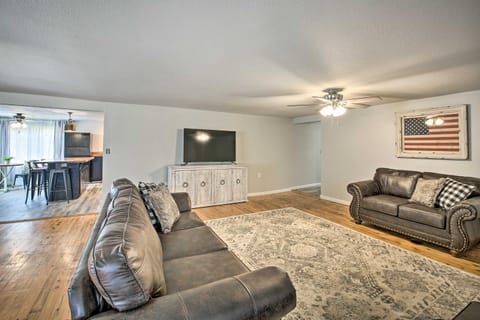 11 Mi to Lake Ouachita Family Cabin with Yard Cabin in Garland County