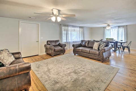 11 Mi to Lake Ouachita Family Cabin with Yard Cabin in Garland County