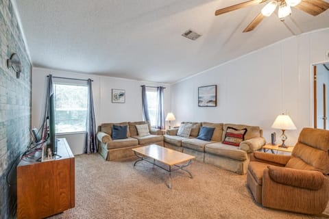 5 Mi to Homosassa Springs Park Home with Yard! House in Florida