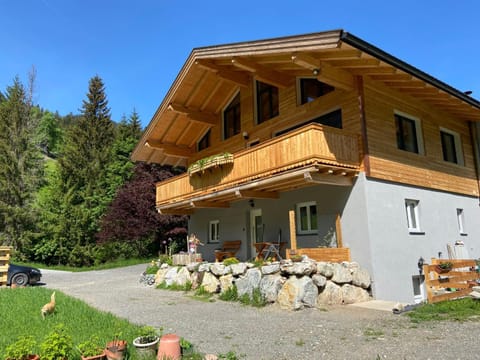 Property building, Staff, Day, Balcony/Terrace, Animals, Parking