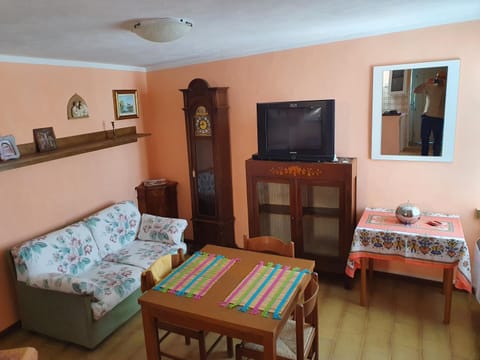 Bed, Living room