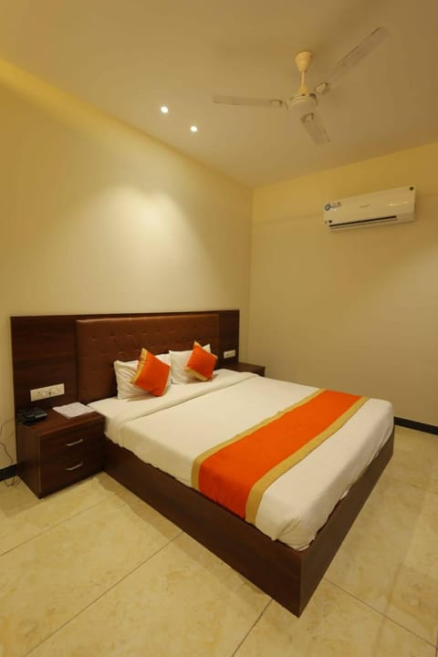 Bed, Photo of the whole room, Bedroom, fireplace, air conditioner