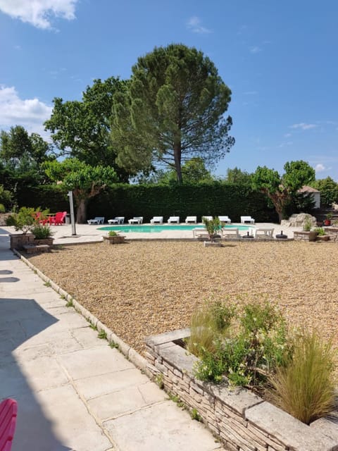 Ardèche les cigales gîte églantier avec piscine partagée House in Grospierres