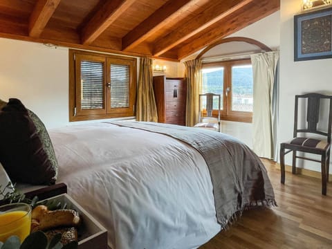 Bedroom, Mountain view