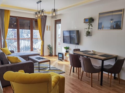 Living room, Lounge or bar, Seating area, Dining area