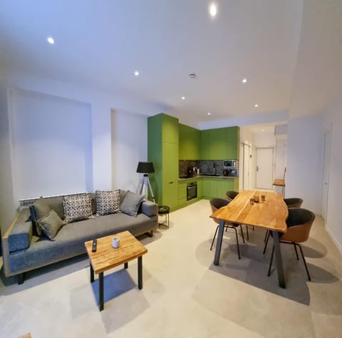 TV and multimedia, Living room, Seating area, Dining area