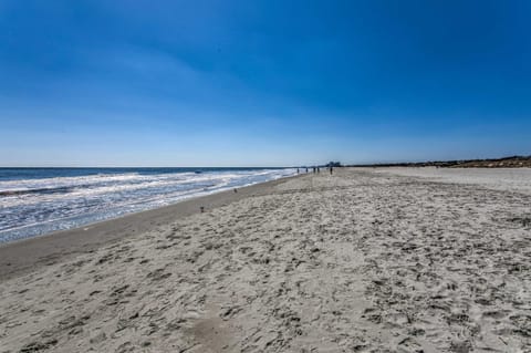 Resort Perks and Pools Townhome By Barefoot Landing House in Briarcliffe Acres