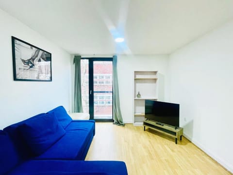 Communal lounge/ TV room, TV and multimedia, Living room, Seating area, Evening entertainment