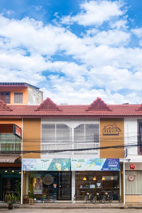 Property building, Day, City view, Location