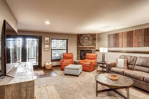 Spacious Room & Views, 18 guests-Dream Catcher House in North Lawrence