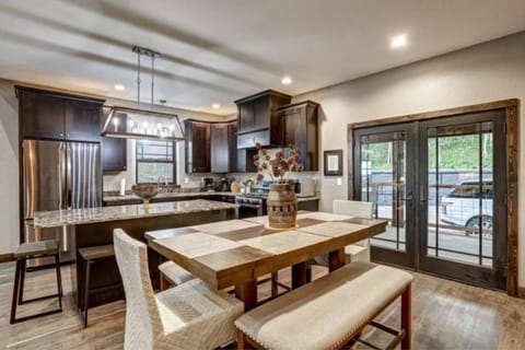 Spacious Room & Views, 18 guests-Dream Catcher House in North Lawrence