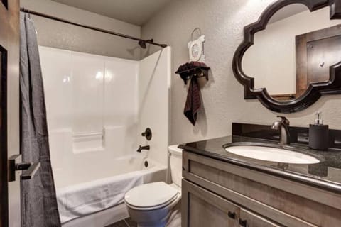 Spacious Room & Views, 18 guests-Dream Catcher House in North Lawrence