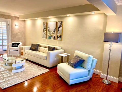 Deluxe waterfront one bedroom apartment with Miami Skyline view, free parking 5 mins drive to Miami Beach Apartment in North Bay Village