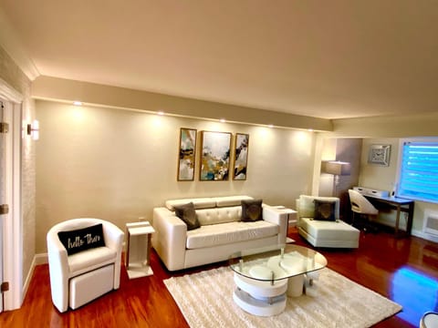 Deluxe waterfront one bedroom apartment with Miami Skyline view, free parking 5 mins drive to Miami Beach Apartment in North Bay Village