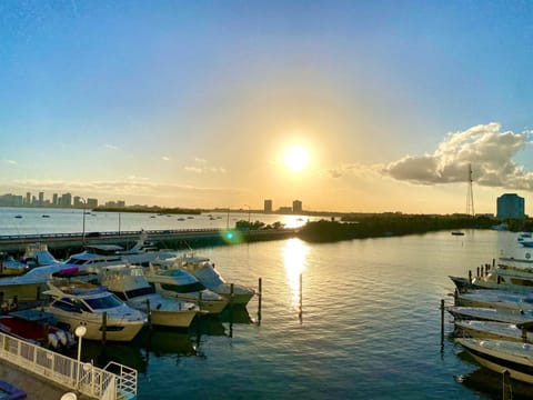 Modern waterfront apartment with Miami Skyline view, free parking 5 mins drive to Miami Beach Apartment in North Bay Village