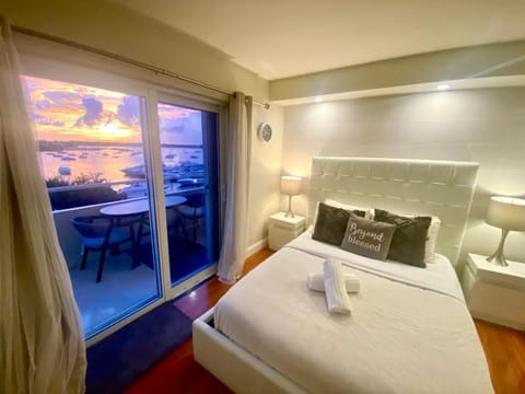 Modern waterfront apartment with Miami Skyline view, free parking 5 mins drive to Miami Beach Apartment in North Bay Village