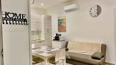 Coffee/tea facilities, Kitchen or kitchenette, Dining area, minibar
