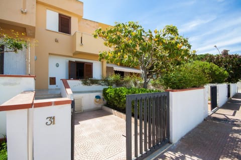 Property building, Facade/entrance, Garden, Balcony/Terrace