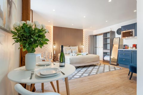 Bed, Kitchen or kitchenette, Living room, Photo of the whole room, Seating area, Dining area, Bedroom