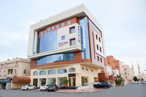 Property building, Facade/entrance, Off site, Property logo or sign, Neighbourhood, On-site shops, Location