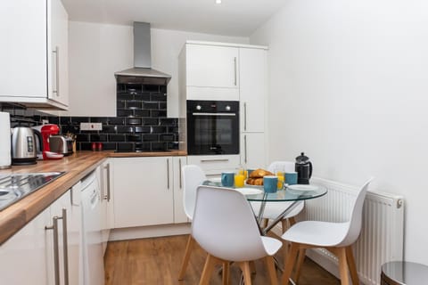 Coffee/tea facilities, Kitchen or kitchenette, Dining area, dishwasher, pet friendly, stove, toaster