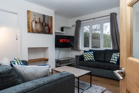 Communal lounge/ TV room, TV and multimedia, Living room, Seating area, Evening entertainment