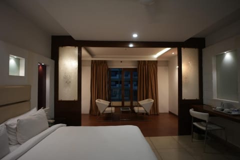 Bed, TV and multimedia, Seating area, Bedroom