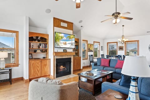 6155 - Designed to Please House in Roanoke Island