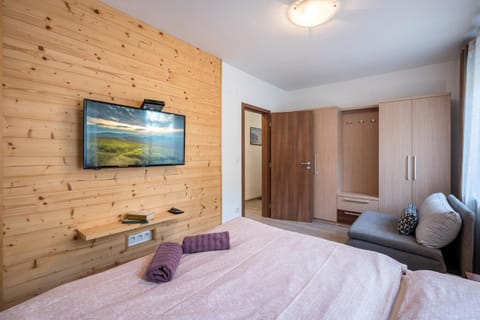 TV and multimedia, Photo of the whole room, Bedroom, wardrobe