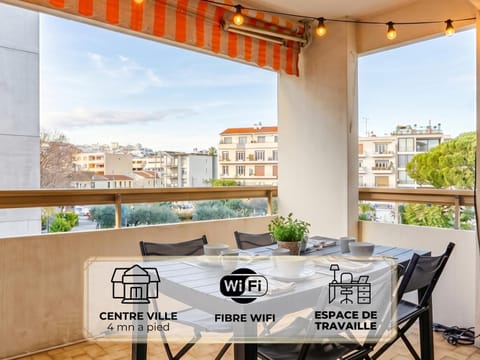 Patio, Day, View (from property/room), Balcony/Terrace, Dining area, City view
