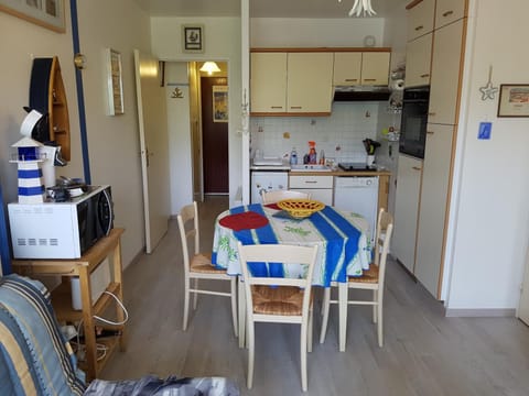Charmant T2 avec Balcon, à 2 Pas de l'Hippodrome de Cabourg, Parking Privatif - FR-1-487-290 Apartment in Cabourg