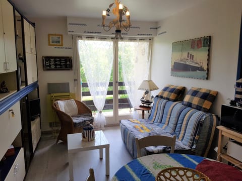 Charmant T2 avec Balcon, à 2 Pas de l'Hippodrome de Cabourg, Parking Privatif - FR-1-487-290 Apartment in Cabourg