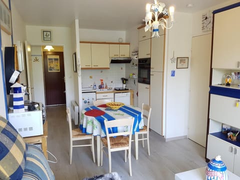 Charmant T2 avec Balcon, à 2 Pas de l'Hippodrome de Cabourg, Parking Privatif - FR-1-487-290 Apartment in Cabourg