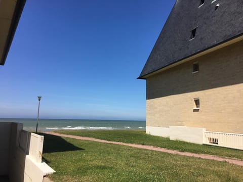 Appartement Varaville: Face à la mer avec loggia et parking privé, 4 pers. - FR-1-487-306 Apartment in Normandy