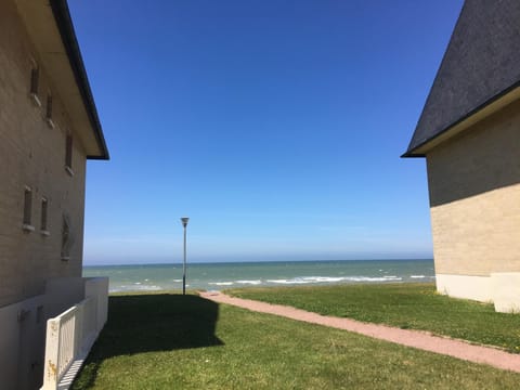 Appartement Varaville: Face à la mer avec loggia et parking privé, 4 pers. - FR-1-487-306 Apartment in Normandy
