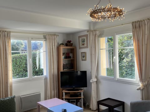 Grande Villa avec Jardin, Proche Plage et Centre de Villers-sur-Mer - FR-1-487-310 House in Normandy