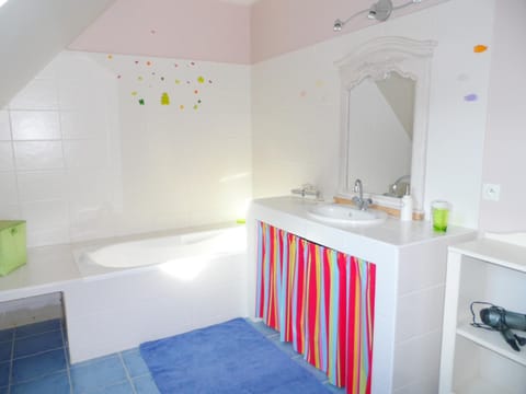 Grande Villa avec Jardin, Proche Plage et Centre de Villers-sur-Mer - FR-1-487-310 House in Normandy