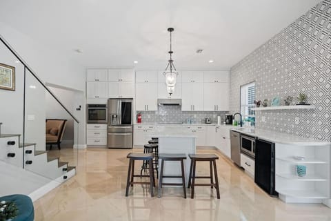 Las Olas Villa with HEATED Salt Water Pool Villa in Fort Lauderdale