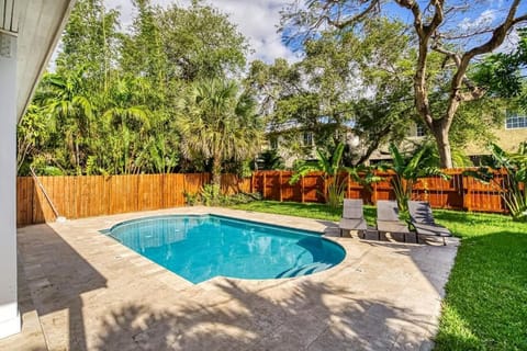 Las Olas Villa with HEATED Salt Water Pool Villa in Fort Lauderdale