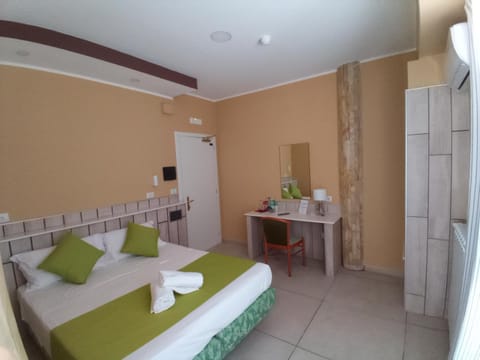 Property building, Bed, Balcony/Terrace, Photo of the whole room, Bedroom, City view, towels, air conditioner