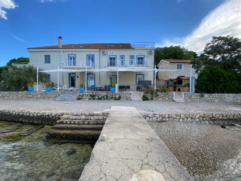 Property building, Beach, Location